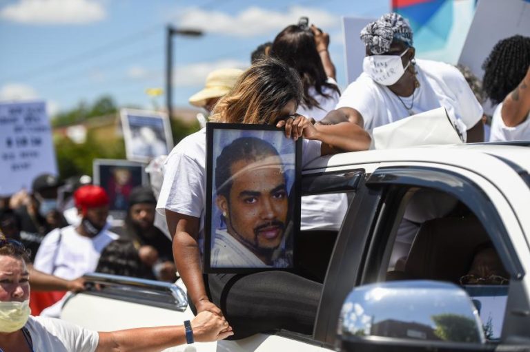 EUA/FLOYD: FAMÍLIA APRESENTA QUEIXA-CRIME CONTRA MUNICÍPIO DE MINNEAPOLIS