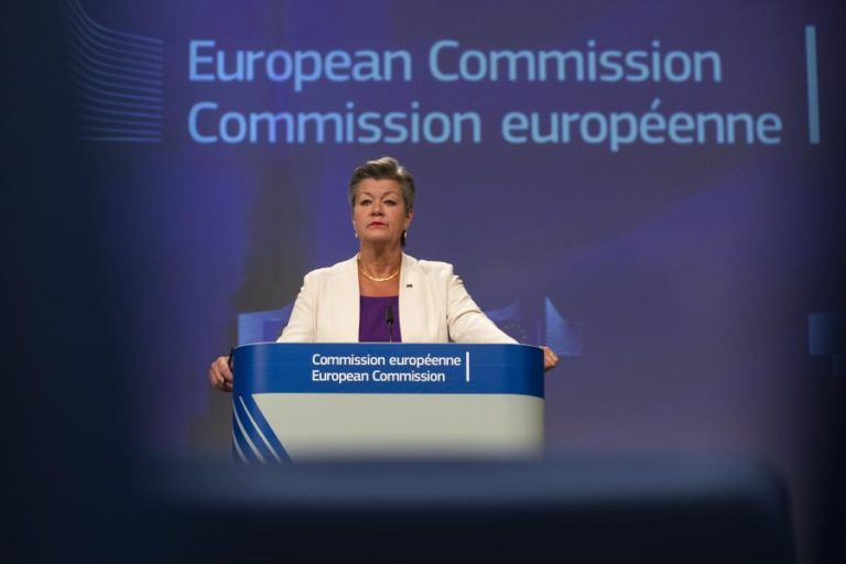 COVID-19: BRUXELAS ADMITE TENSÕES E EXIGE RESTRIÇÕES “ADEQUADAS” PARA VIAGENS NA UE