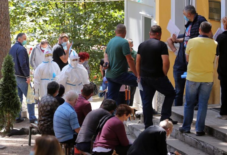 COVID-19: CENTENAS DE MÉDICOS SÉRVIOS DENUNCIAM “DESASTRE SANITÁRIO” NO PAÍS