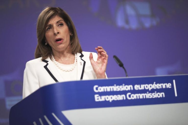 COVID-19: COMISSÁRIA EUROPEIA DA SAÚDE APONTA “DESLEIXO” DAS POPULAÇÕES NO AUMENTO DE CASOS