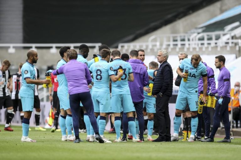 MOURINHO LEVA TOTTENHAM À EUROPA, BRUNO FERNANDES MARCA E UNITED CONFIRMA ‘CHAMPIONS’