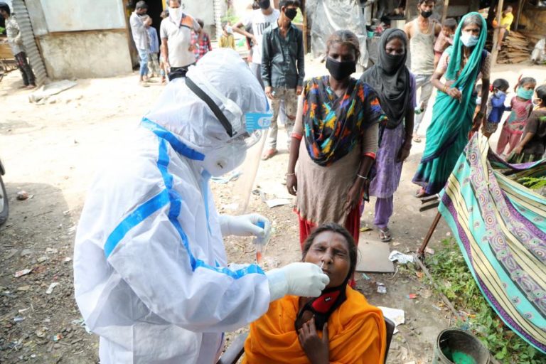 COVID-19: ÍNDIA ULTRAPASSA UM MILHÃO DE CASOS