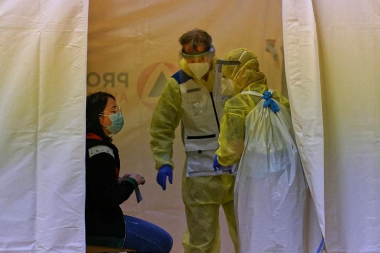 COVID-19: NÚMERO DE HOSPITALIZAÇÕES DEVIDO AO VÍRUS AUMENTA EM FRANÇA