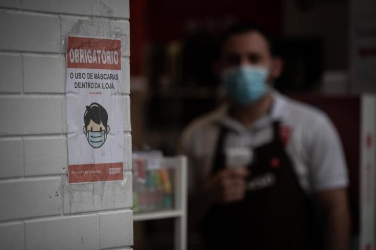 COVID-19: BRASIL ULTRAPASSA DOIS MILHÕES DE INFETADOS E REGISTA MAIS DE 76 MIL MORTOS