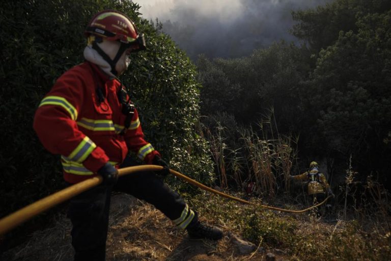 INCÊNDIOS: FOGO COM DUAS FRENTES ATIVAS EM MONTALEGRE MOBILIZA 150 BOMBEIROS E 6 MEIOS AÉREOS