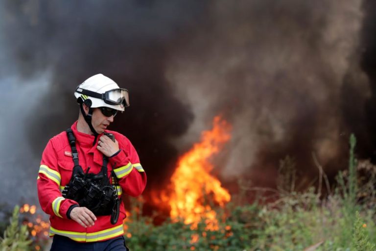INCÊNDIO EM PAREDES MOBILIZA MAIS DE 200 OPERACIONAIS E SETE MEIOS AÉREOS