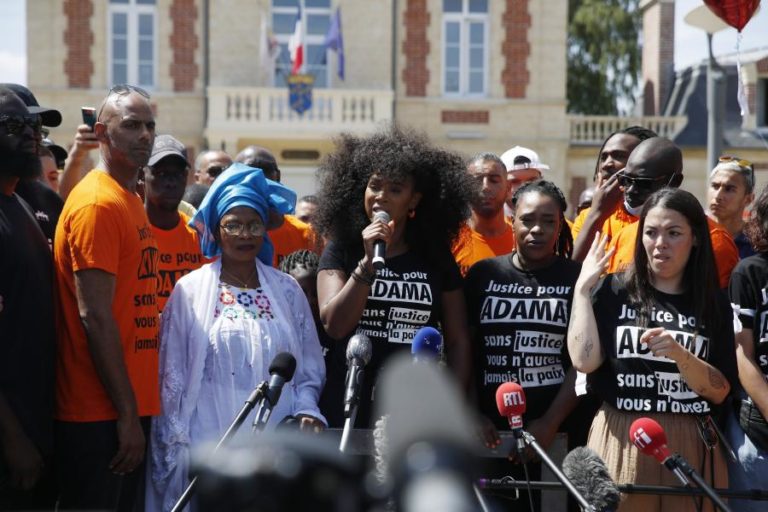 MILHARES ASSINALAM EM FRANÇA QUARTO ANIVERSÁRIO DA MORTE DE JOVEM NEGRO EM CUSTÓDIA POLICIAL