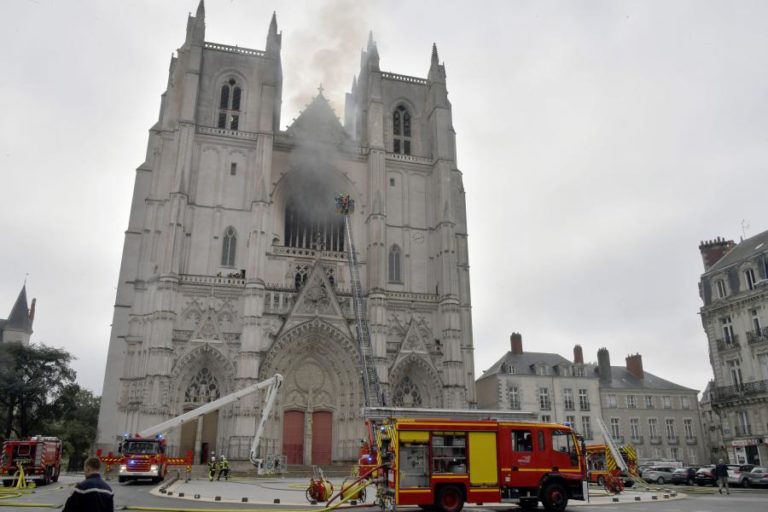 VOLUNTÁRIO DA DIOCESSE DE NANTES CONFESSA AUTORIA DO INCÊNDIO DA CATEDRAL DE NANTES