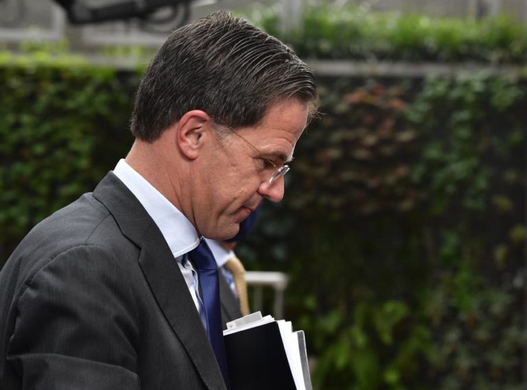 UE/CIMEIRA: MARK RUTTE DIZ QUE “QUER AJUDAR” PAÍSES DO SUL MAS INSISTE NAS REFORMAS
