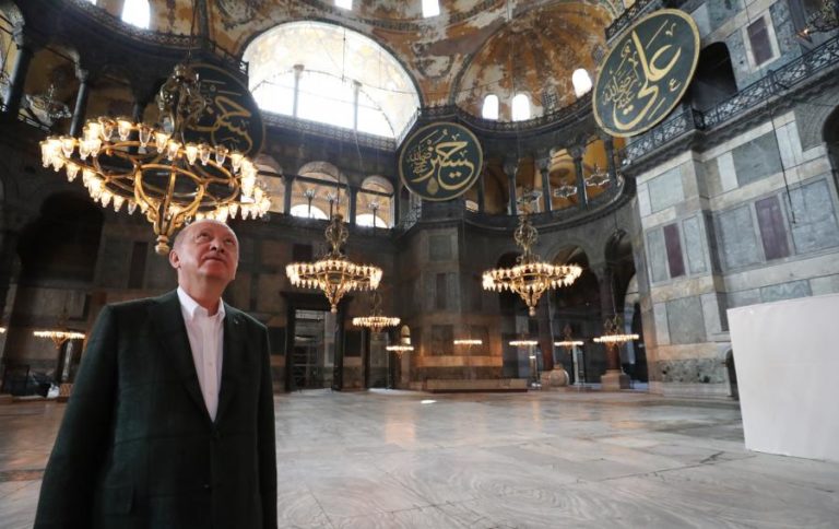 PRESIDENTE TURCO VISITA EX-BASÍLICA SANTA SOFIA TRANSFORMADA EM MESQUITA