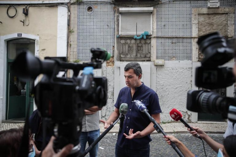 PAN ACUSA AUTORIDADES DE NEGLIGÊNCIA EM CASO DE ANIMAIS MORTOS NUM INCÊNDIO EM SANTO TIRSO