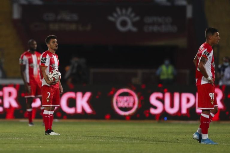 JOGADORES DO AVES PARALISARAM DURANTE O MINUTO INICIAL DA RECEÇÃO AO BENFICA