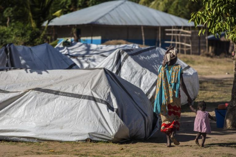 MOÇAMBIQUE/ATAQUES: COMIDA E TENDAS NÃO CHEGAM PARA ACOLHER TANTOS DESLOCADOS EM METUGE