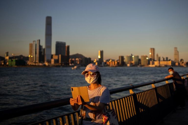 COVID-19: HONG KONG AGRAVA RESTRIÇÕES PARA CONTER SEGUNDA VAGA DE CONTÁGIOS