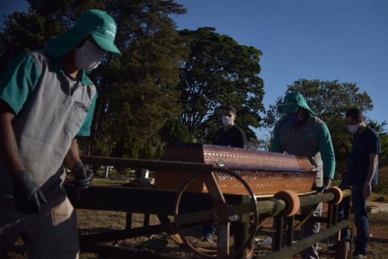 COVID-19: BRASIL REGISTA MAIS DE 85 MIL MORTES E 2,3 MILHÕES DE INFETADOS