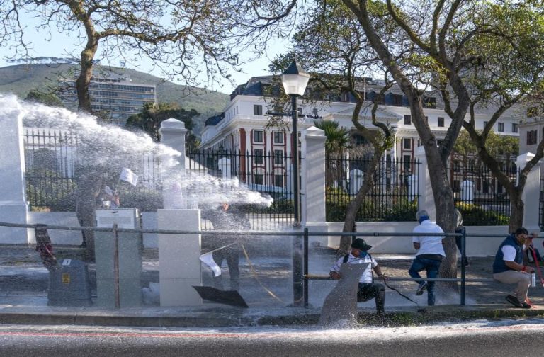 POLÍCIA SUL-AFRICANA USA CANHÕES DE ÁGUA PARA DISPERSAR MANIFESTANTES JUNTO DO PARLAMENTO