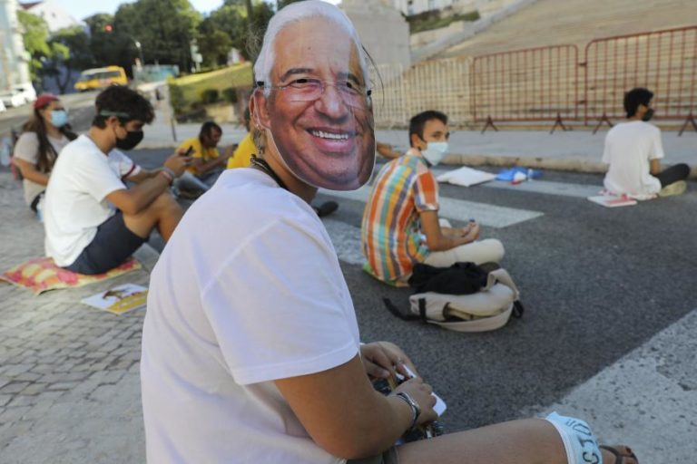 COVID-19: “AULA” NA RUA LEMBRA GOVERNO QUE COMBATE DA CRISE CLIMÁTICA NÃO PODE SER IGNORADO