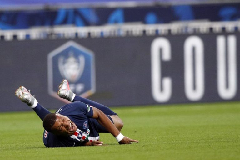 MBAPPÉ SOFRE ENTORSE NO TORNOZELO E ESTÁ EM RISCO PARA A LIGA DOS CAMPEÕES