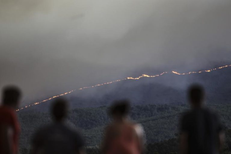 INCÊNDIOS: NOVE FOGOS EM CURSO MOBILIZAM MAIS DE 750 BOMBEIROS E 246 VIATURAS