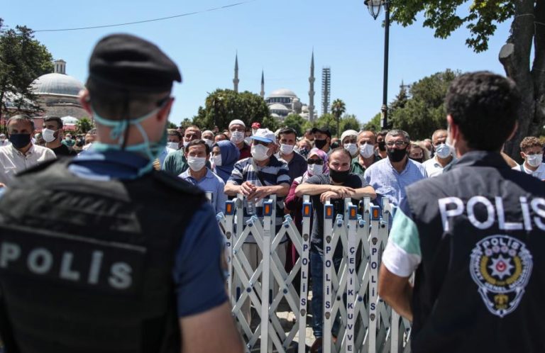 HUMAN RIGHTS WATCH APELA À TURQUIA PARA TOMAR MEDIDAS CONTRA TORTURA