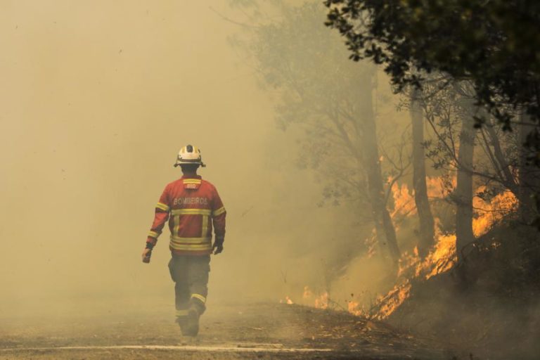 INCÊNDIOS: COMISSÃO EUROPEIA ACOMPANHA FOGO DE OLEIROS E DISPONIBILIZA APOIO SATÉLITE