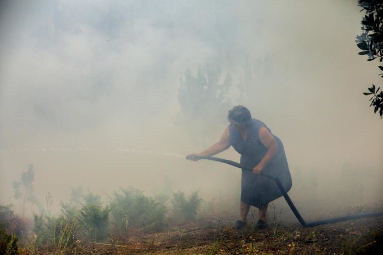 INCÊNDIOS: TRÊS ALDEIAS DE OLEIROS ESTÃO EM “RISCO EFETIVO” — PROTEÇÃO CIVIL