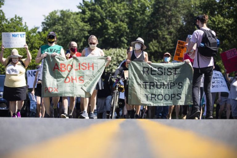 MANIFESTANTES DE PORTLAND PROCESSAM O DEPARTAMENTO DE SEGURANÇA INTERNA DOS ESTADOS UNIDOS