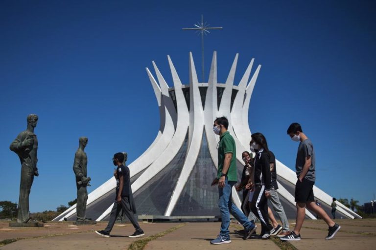 COVID-19: BRASIL REGISTA 614 MORTES E 23.284 CASOS EM 24 HORAS
