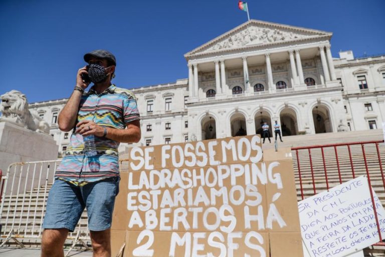 COVID-19: VENDEDORES DA FEIRA DA LADRA PEDEM ISENÇÃO DE TAXAS ATÉ AO FIM DO ANO