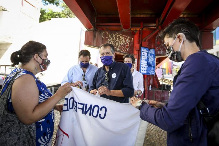 PAIS DE ALUNOS COM NECESSIDADES EDUCATIVAS ESPECIAIS PREOCUPADOS COM REGRESSO