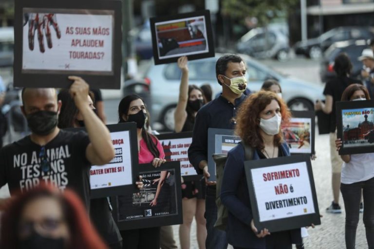 CERCA DE 50 PESSOAS APELARAM PARA “MUDANÇA DE PARADIGMA” NO ARRANQUE DE TEMPORADA TAUROMÁQUICA