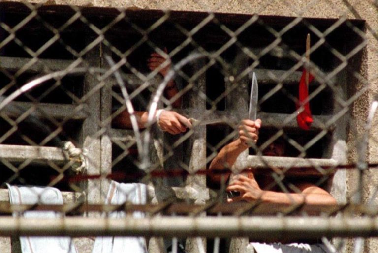 VINTE E SETE PRESOS ALTAMENTE PERIGOSOS ESCAPAM DA PRISÃO NO BRASIL