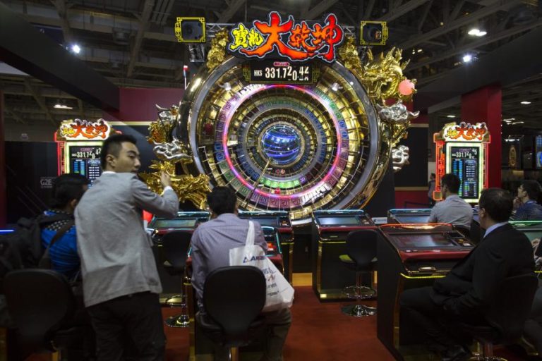 MACAU LAMENTA EM PEQUIM DEPENDÊNCIA DO JOGO E PROMETE DIVERSIFICAR ECONOMIA