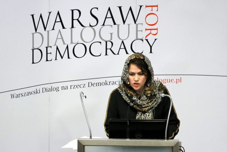 FAWZIA KOOFI ATIVISA AFEGÃ E DEFENSORA DOS DIREITOS DAS MULHERES BALEADA EM CABUL