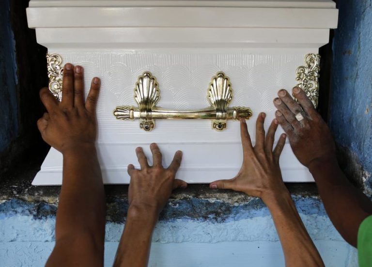 COVID-19: PELO MENOS 832 MIL MORTOS E MAIS DE 24,5 MILHÕES DE INFETADOS EM TODO MUNDO