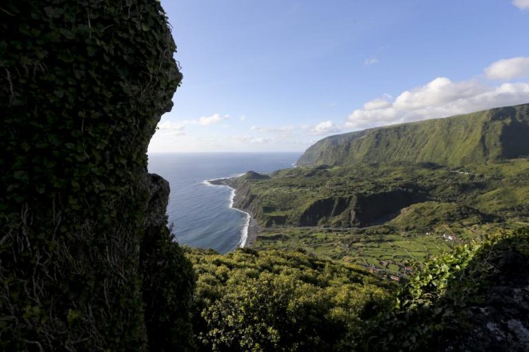 ILHAS DAS FLORES E CORVO SOB AVISO AMARELO ATÉ TERÇA-FEIRA DEVIDO A CHUVA