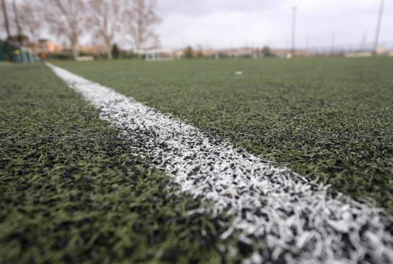 ORGANIZAÇÕES AMBIENTALISTAS ALERTAM PARA PERIGO DOS MICROPLÁSTICOS EM CAMPOS DESPORTIVOS