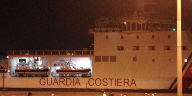 GUARDA COSTEIRA ITALIANA AJUDA NAVIO HUMANITÁRIO FRETADO POR BANKSY