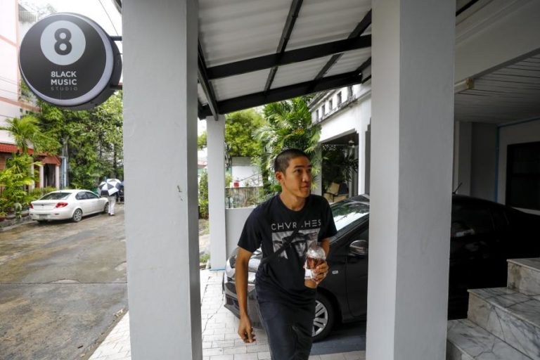 POLÍCIA TAILANDESA DETÉM MÚSICO E ATIVISTAS PRÓ-DEMOCRACIA