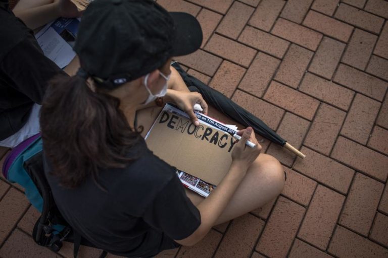 HONG KONG: EDITORES DE LIVROS ESCOLARES CENSURAM CONTEÚDOS DEMOCRÁTICOS