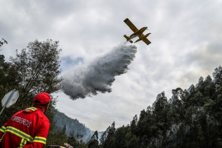 OITO MEIOS AÉREOS E 161 OPERACIONAIS COMBATEM FOGO NO FUNDÃO