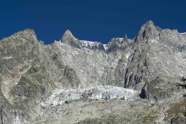 GLACIAR DO MONTE BRANCO ITALIANO AMEAÇA DERRETER E RETIRADA DAS POPULAÇÕES EM CURSO