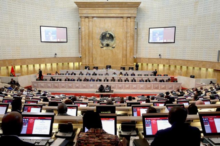 DEPUTADOS ANGOLANOS APROVAM PROPOSTA DE LEI PARA ENVIO DE MISSÕES MILITARES AO EXTERIOR