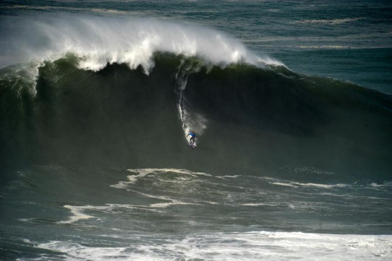 KAI LENNY ‘BATE’ NIC VON RUPP NA CORRIDA A PRÉMIO DE ONDAS GIGANTES
