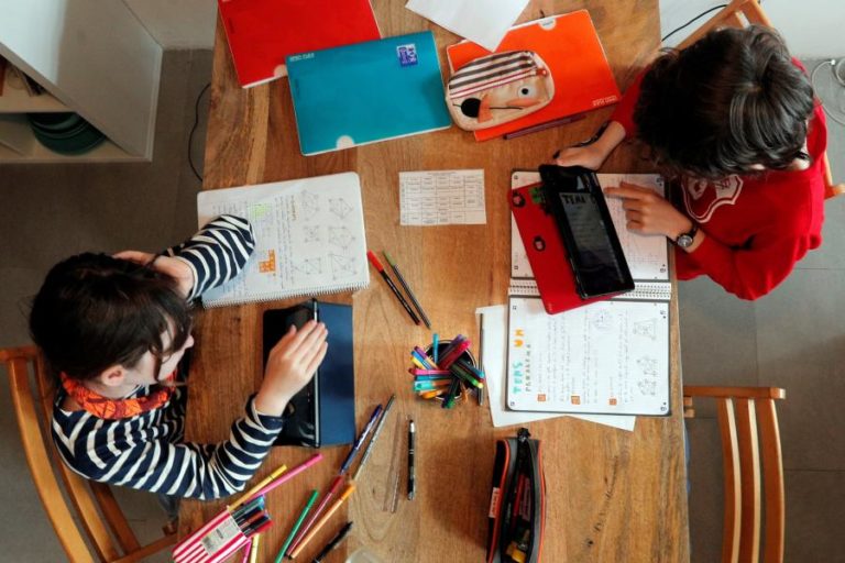 MAIS DE METADE DOS ALUNOS JÁ TEM ‘VOUCHERS’ PARA TROCAR POR MANUAIS ESCOLARES