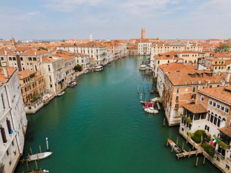 BIENAL DE VENEZA COMEÇA HOJE COM AS “MUSAS INQUIETAS” DA HISTÓRIA DAS ARTES