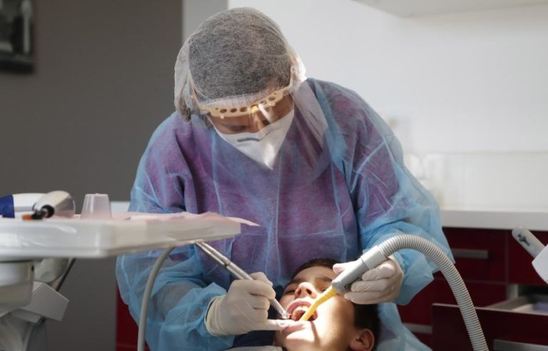 COVID-19: OMS ALERTA QUE MEDICINA DENTÁRIA FOI AMPLAMENTE ESQUECIDA NA PANDEMIA