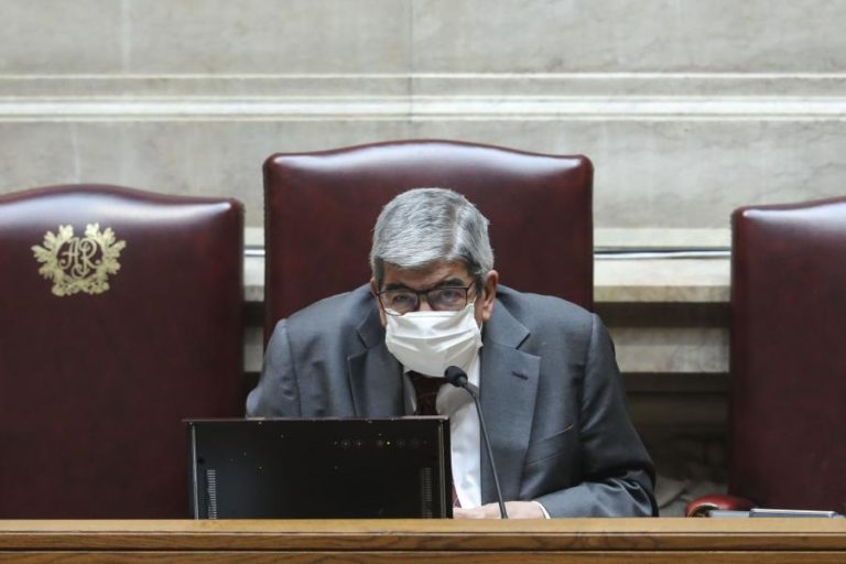 FERRO RECORDA SKAPINAKIS COMO UM “DOS NOMES MAIORES DA PINTURA” NACIONAL NO SÉCULO XX