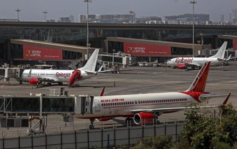 AVIÃO DA AIR INDIA EXPRESS PARTE-SE EM DOIS AO ATERRAR EM AEROPORTO NO SUL DA ÍNDIA
