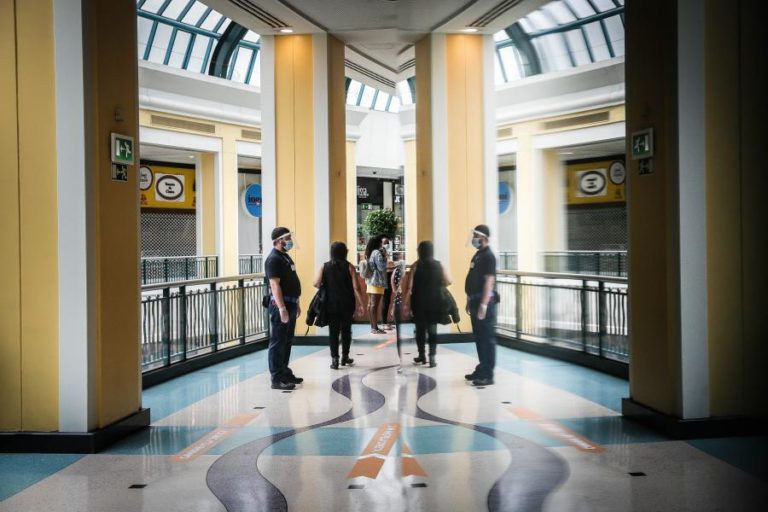 COVID-19: COMÉRCIO DE LISBOA PODE RETOMAR HORÁRIO DE FUNCIONAMENTO MAS CAFÉS TÊM DE FECHAR ÀS 21:00